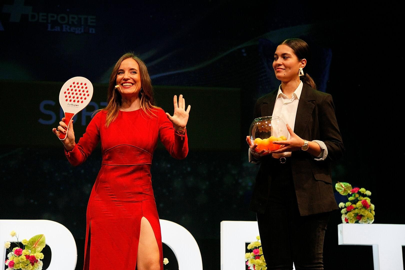 Patri Santana, raqueta de ping pong en mano, dispuesta a repartir regalos.