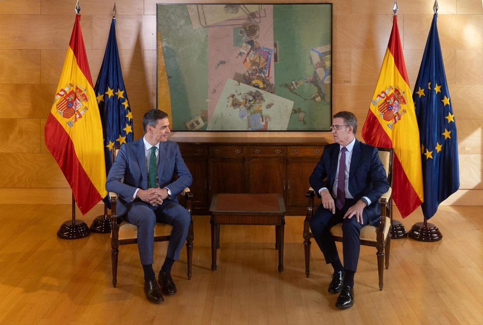 El secretario general del PSOE y presidente del Gobierno en funciones, Pedro Sánchez (i), se reúne con el líder del Partido Popular, Alberto Núñez Feijóo (d), dentro de la ronda de contactos para la investidura. // Europa Press
