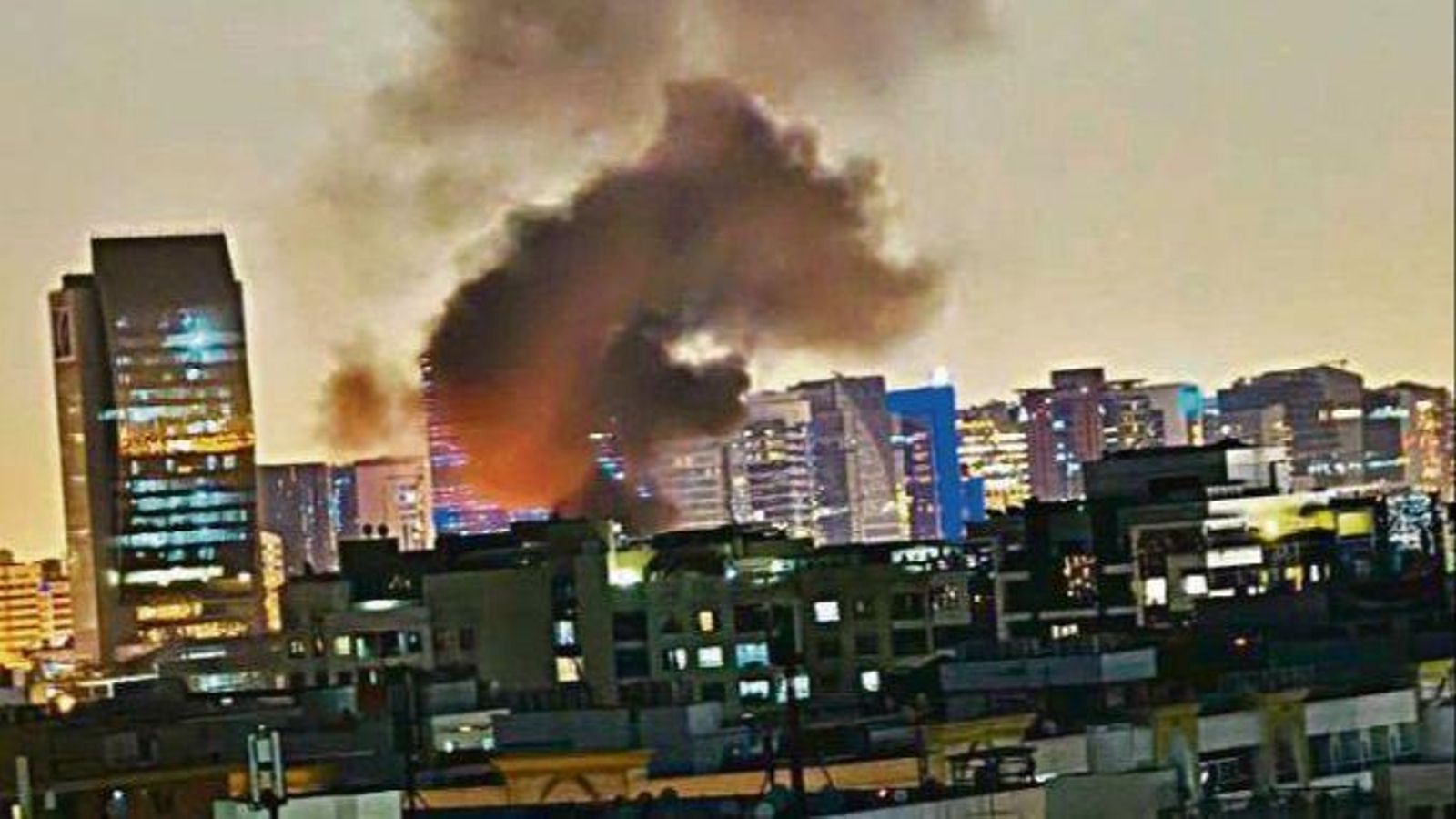 Un edificio de Dubái en llamas tras el impacto de un misil.