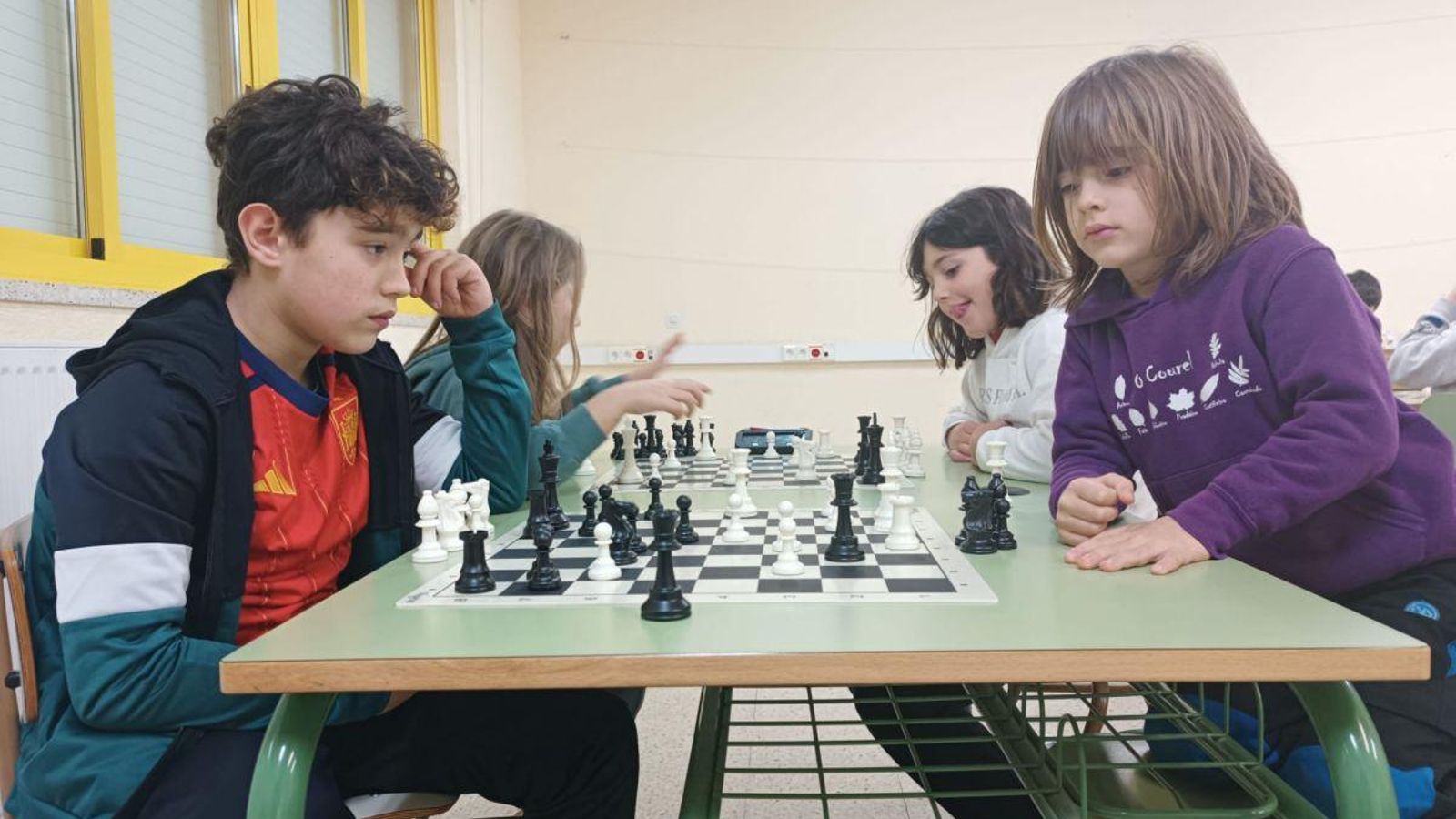 Los pequeños no levantan la cabeza del tablero.