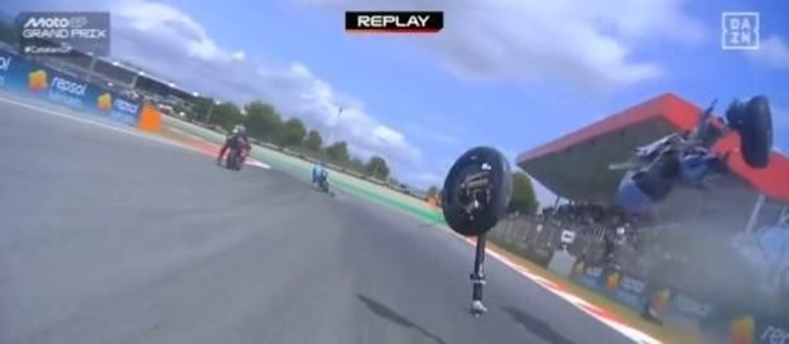 La Ducati de Álex Márquez por los aires.