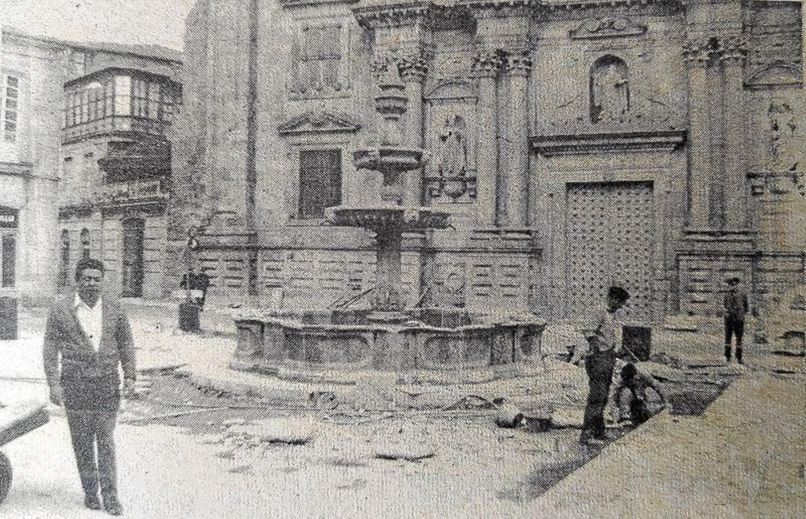 El pilón barroco, en la Plaza Mayor de Celanova. (Foto: Cabrera)
