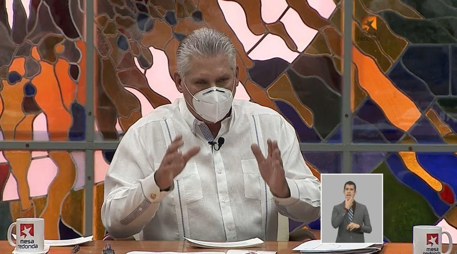 El presidente de Cuba Miguel Diaz-Canel interviene en el programa cubano de televisión "Mesa Redonda".