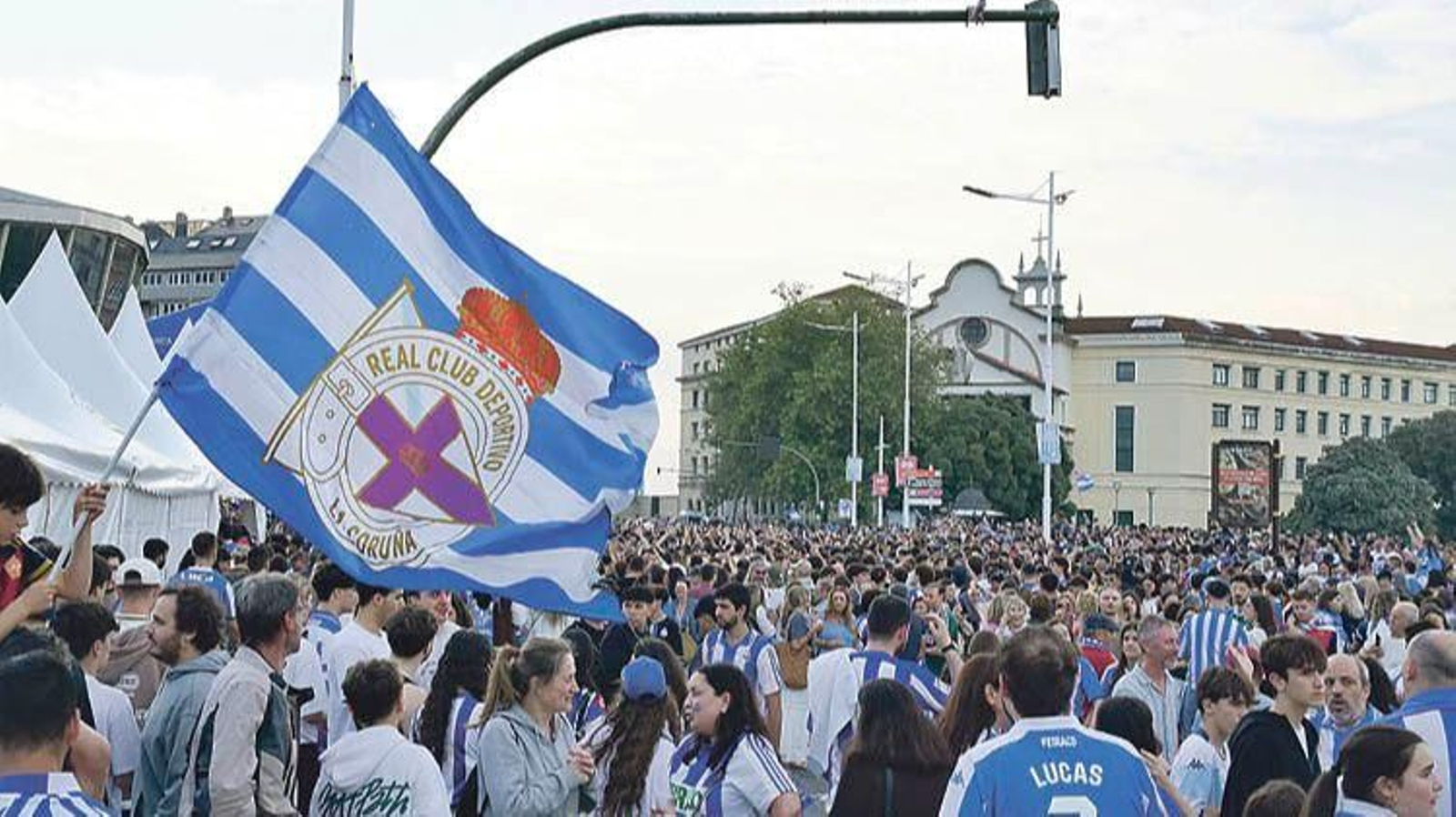 Los aficionados del Deportivo que se quedaron en A Coruña celebraron el ascenso en las inmediaciones de Riazor.