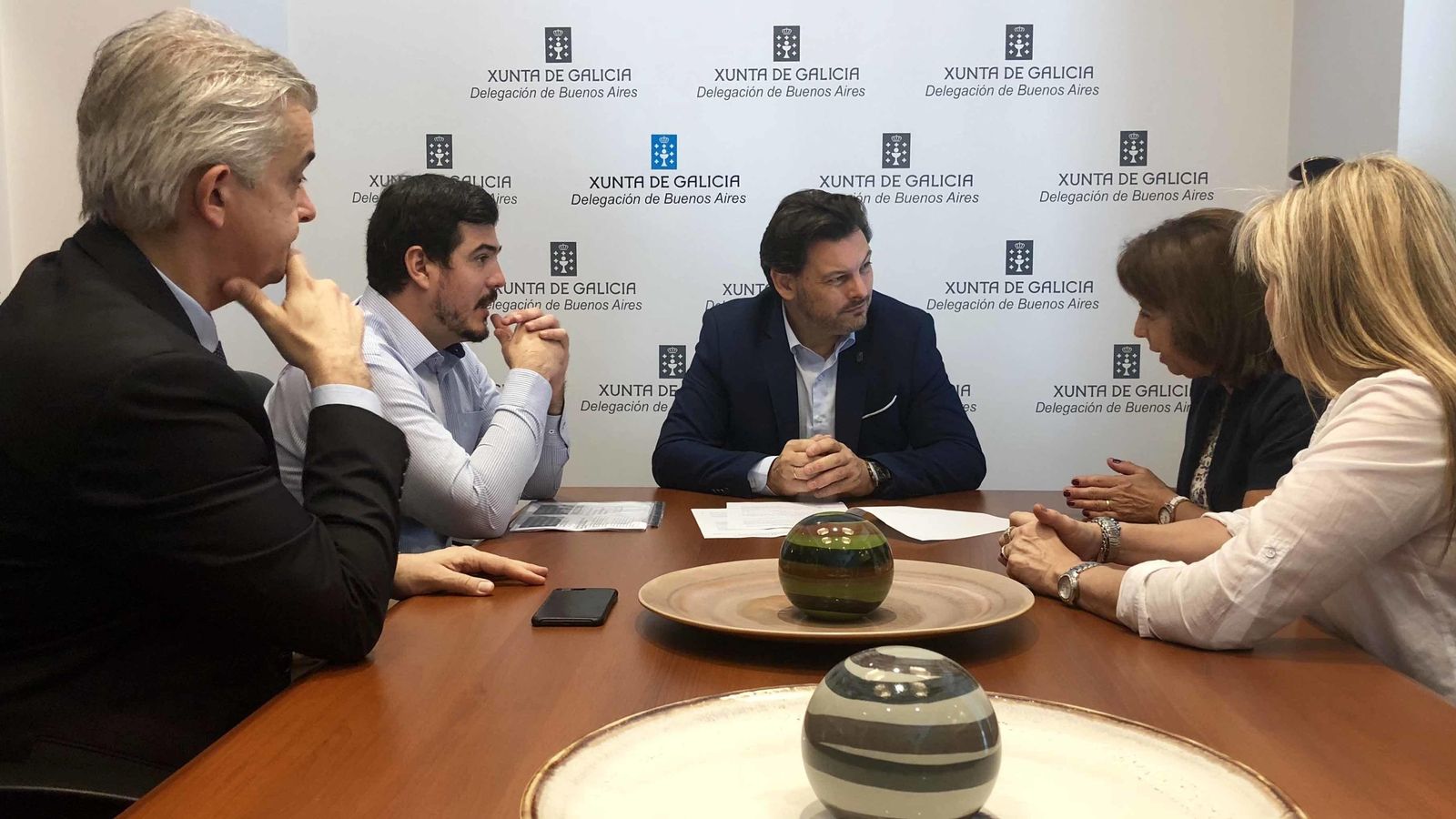  Antonio Rodríguez Miranda, en el centro de la foto, que apoya las reinvindicaciones de acceso a la nacionalidad, con Juan Manuel de la Hoz, coordinador y fundador de Cedeu, Mª de los Ángeles Fernández Ramil y Mª del Carmen Rodríguez, ambas de Cedeu, en una reunión en Buenos Aires a la que también asistió el delegado de la Xunta de Galicia en Argentina, Alejandro López Dobarro