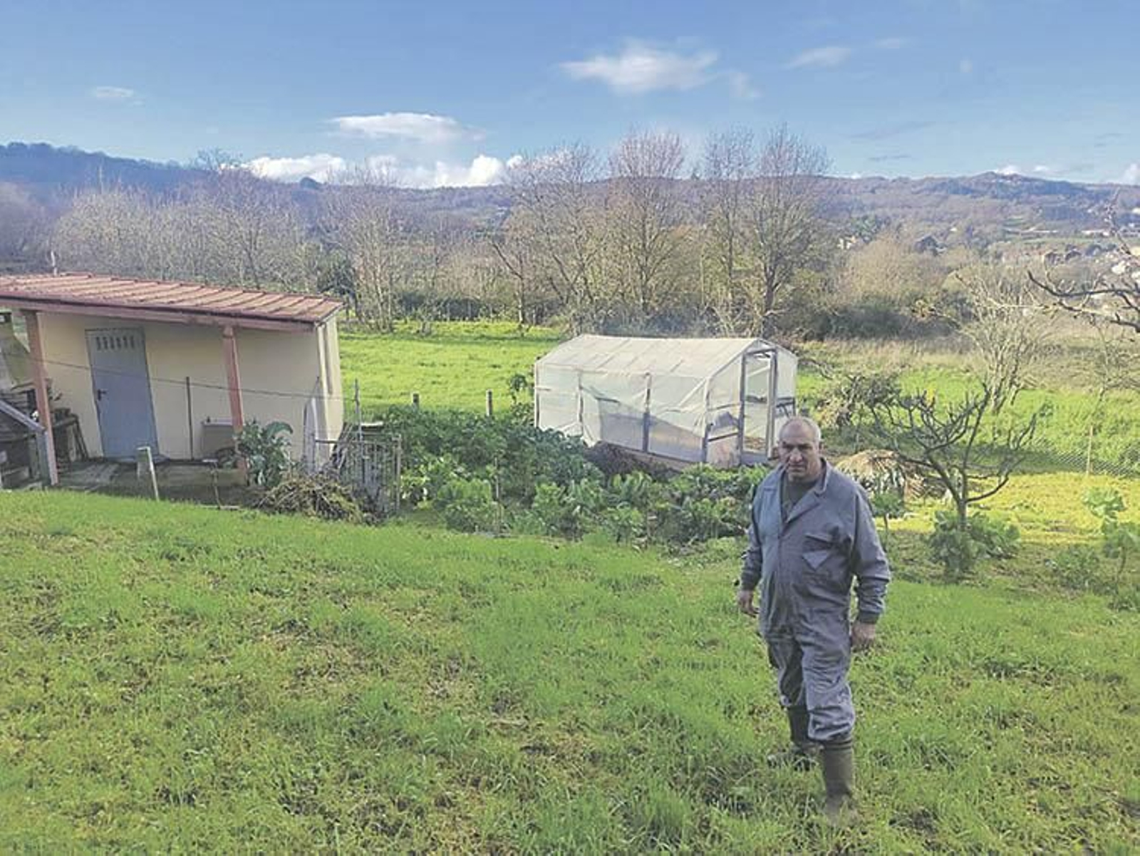 Ramón Saeta, en la pequeña huerta que tiene detrás de su vivienda.