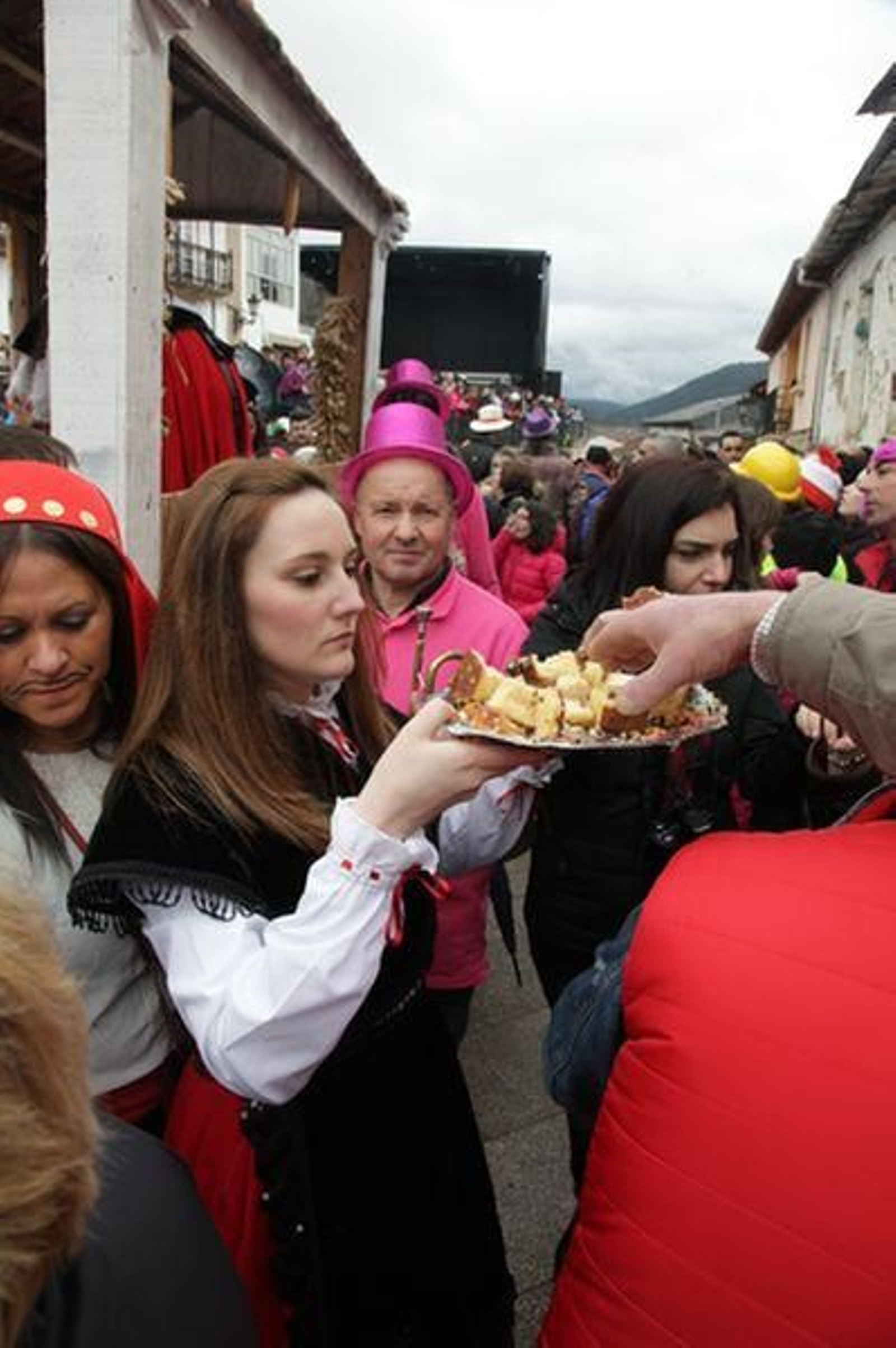 Laza recibe a los peliqueiros con bica y licor café