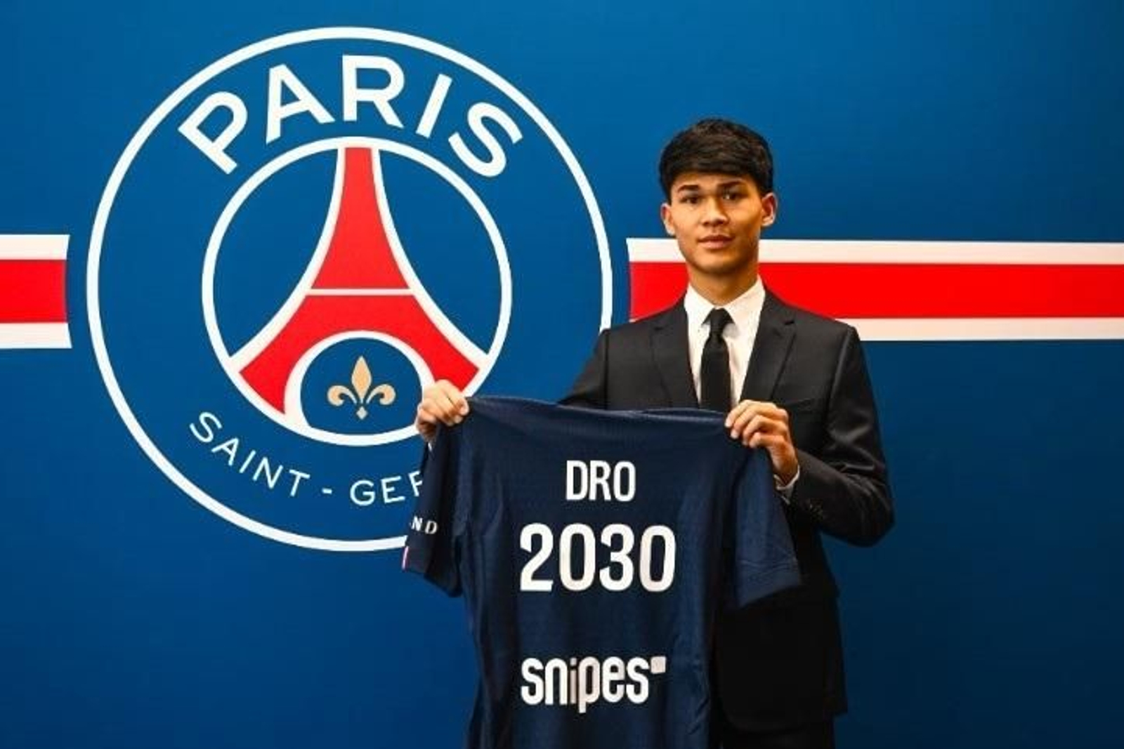 Dro con la camiseta del PSG.