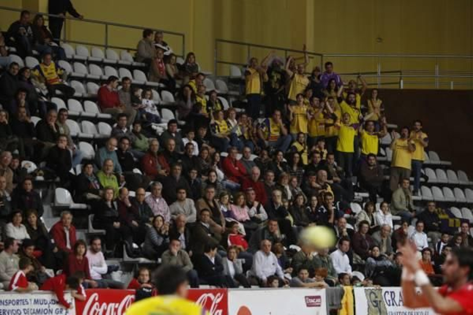 Un grupo de aficionados del Valladolid durante el partido que su equipo jugó en Vigo en noviembre de 2009.