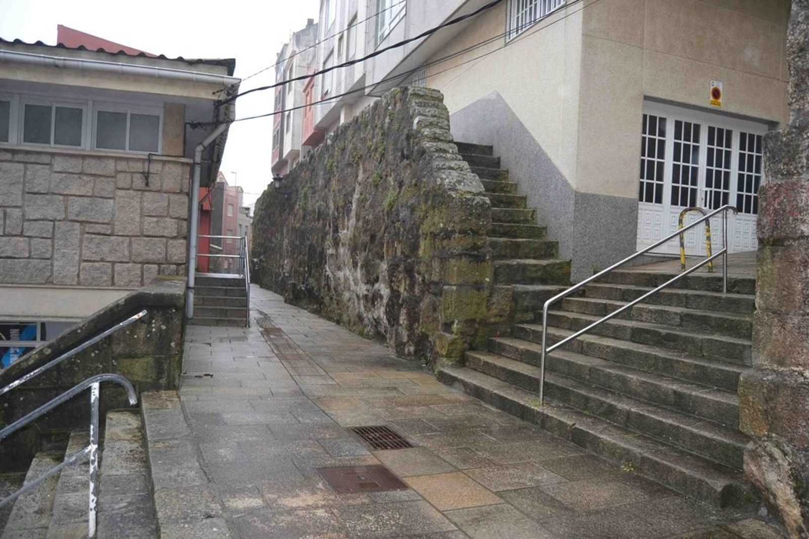El afectado vive en una casa situada en una calle que sólo tiene salida por escaleras.