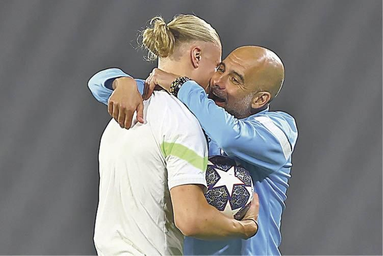 Guardiola abraza a Haaland, ayer, en el entrenamiento del Manchester City en Estambul.