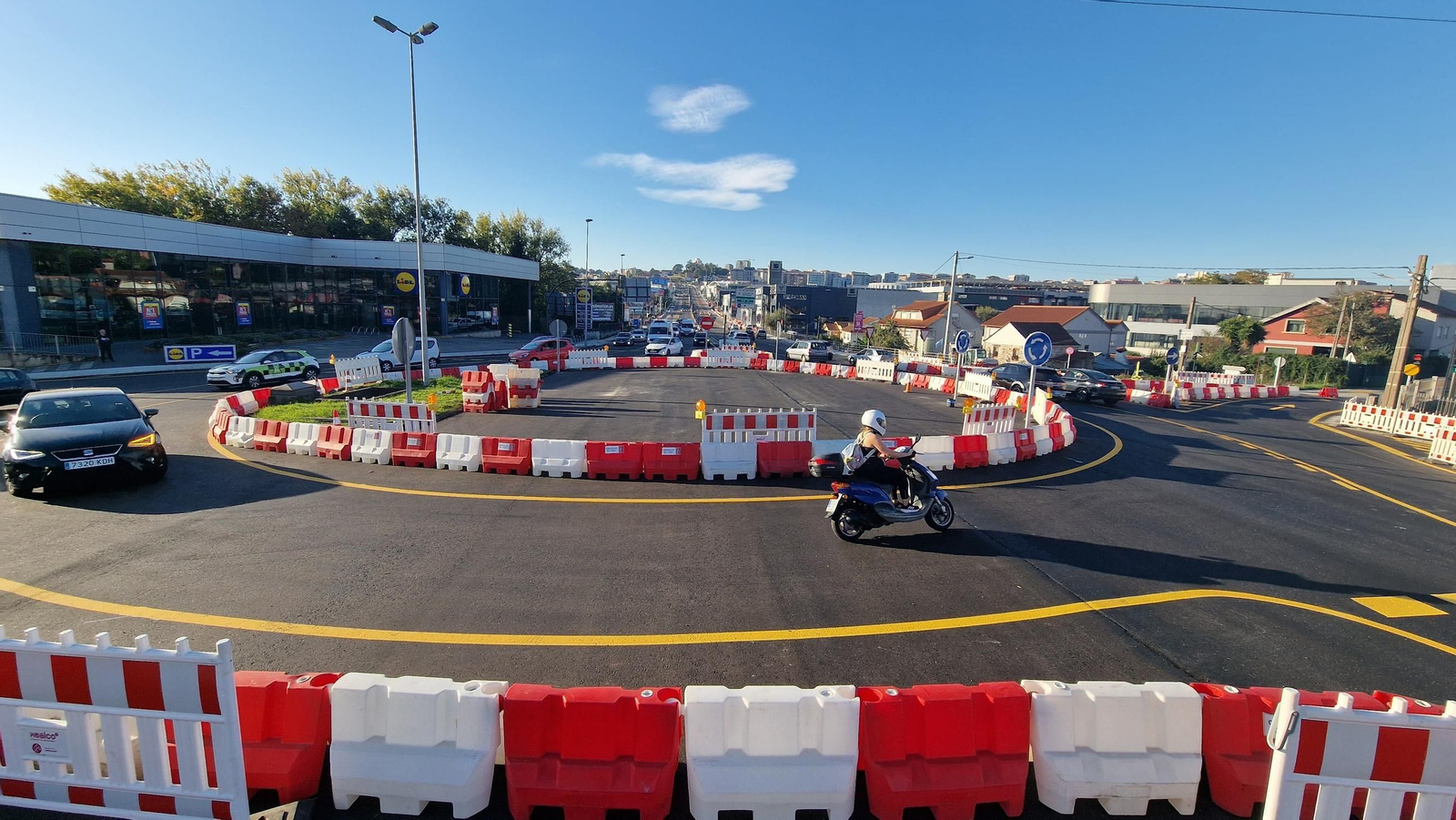 Vehículos circulando ayer por la Avenida de Madrid, a la altura de la nueva rotonda provisional.