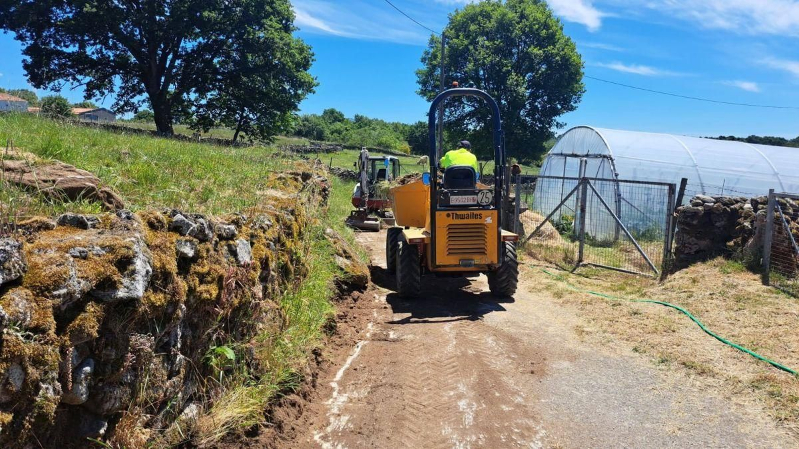 Obras de pavimentación en A Castiñeira de Seoane.