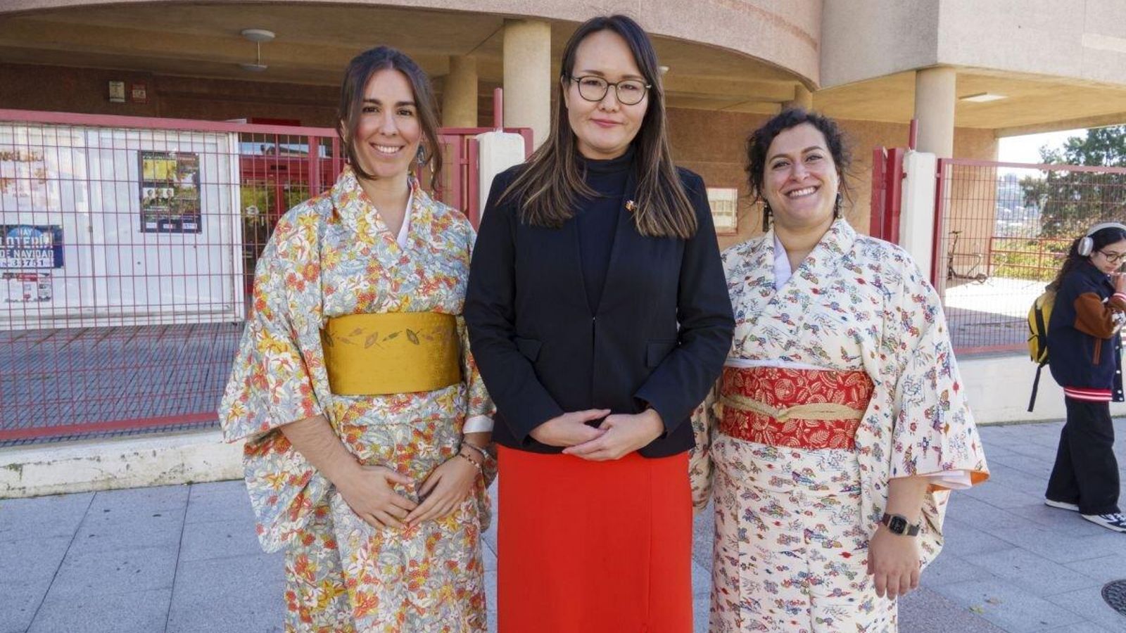 Hiroko Ikeda, de la Embajada, con las coordinadoras del departamento de Japonés.