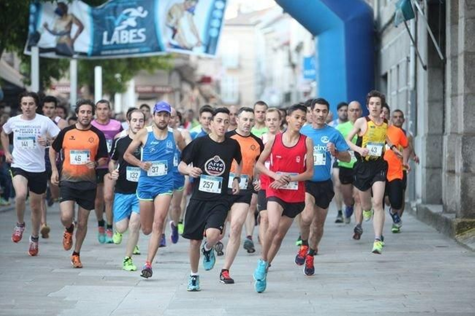 Salida de la carrera absoluta en la duodécima edición de la Popular Nocturna de Xinzo.