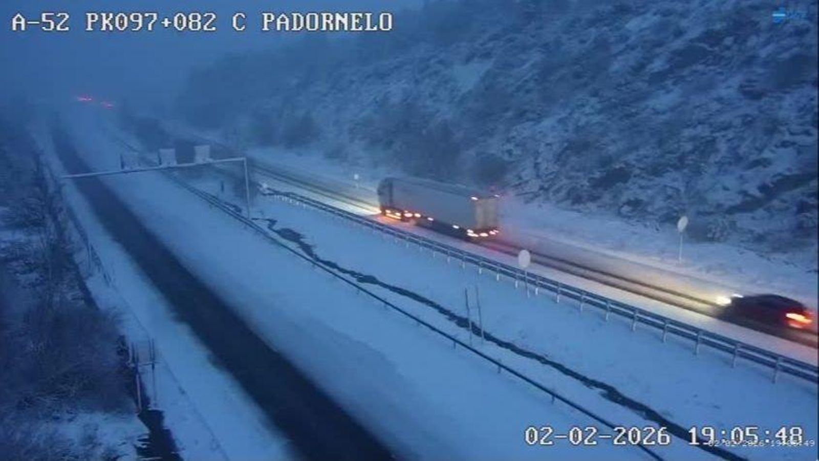 La A-52 se cubre de nieve a la altura de Padornelo