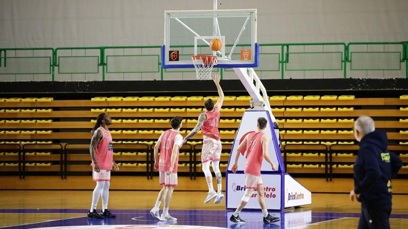 Carlos Jürgens anota una canasta en el último entrenamiento del COB previo al derbi.