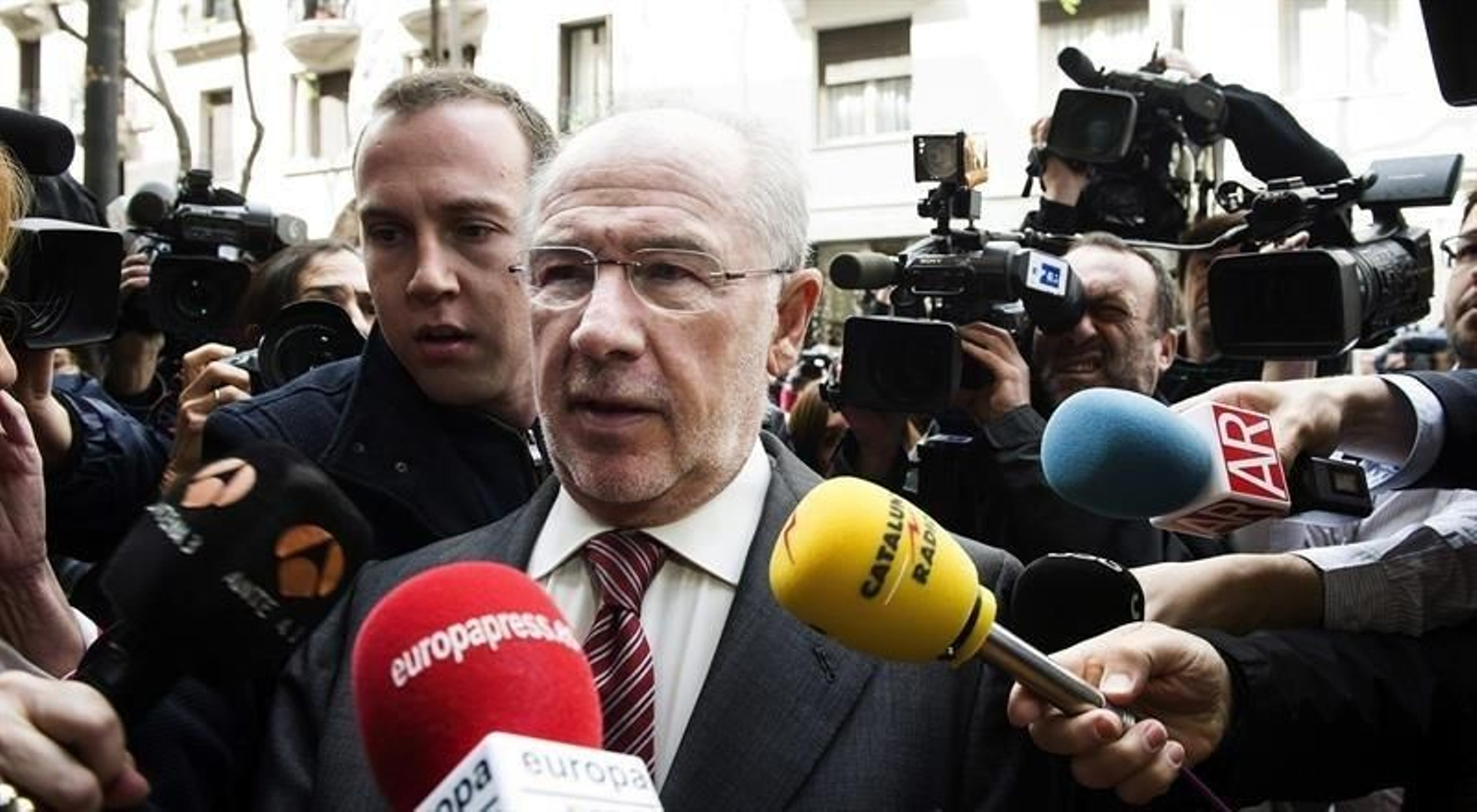 El exvicepresidente del Gobierno español Rodrigo Rato llega hoy a su despacho donde funcionarios de la Agencia Tributaria y del Servicio de Aduanas continúan el registro como continuación del iniciado en las últimas horas de ayer.