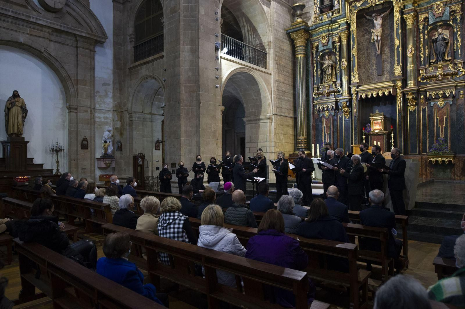 La iglesia de Santa Eufemia acogió el pregón de la Semana Santa en Ourense (MARTIÑO PINAL).