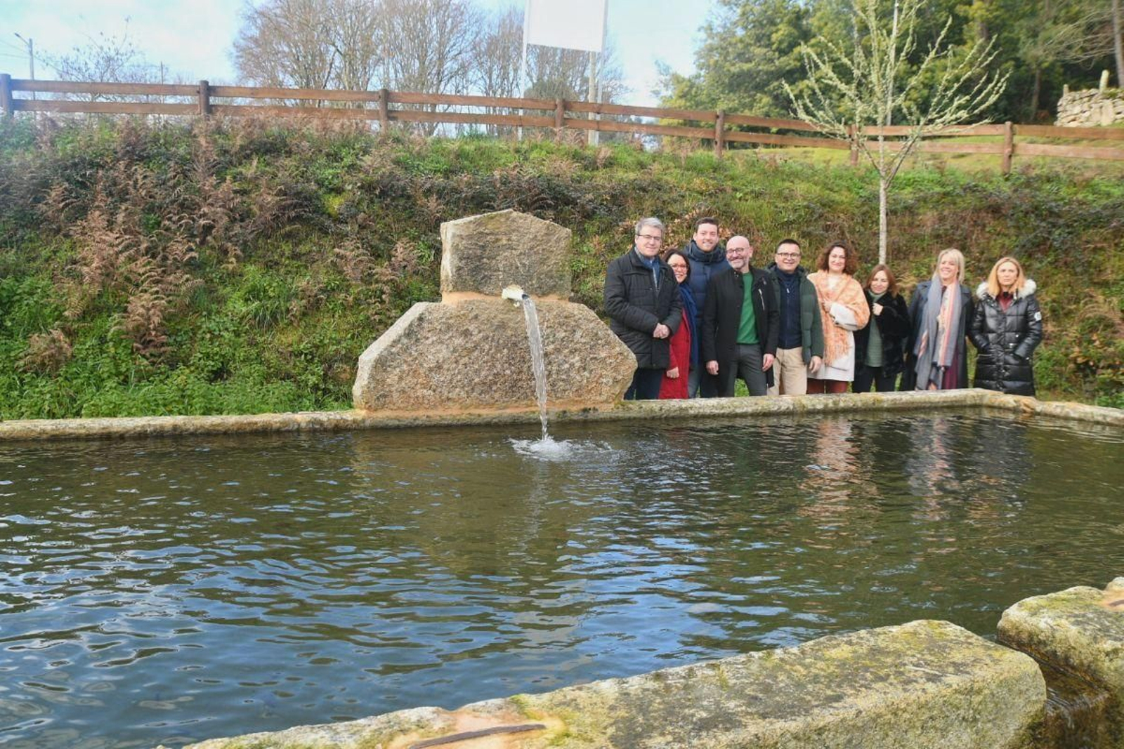 Los representantes institucionales visitaron algunas de las infraestructuras rehabilitadas por los obradoiros.