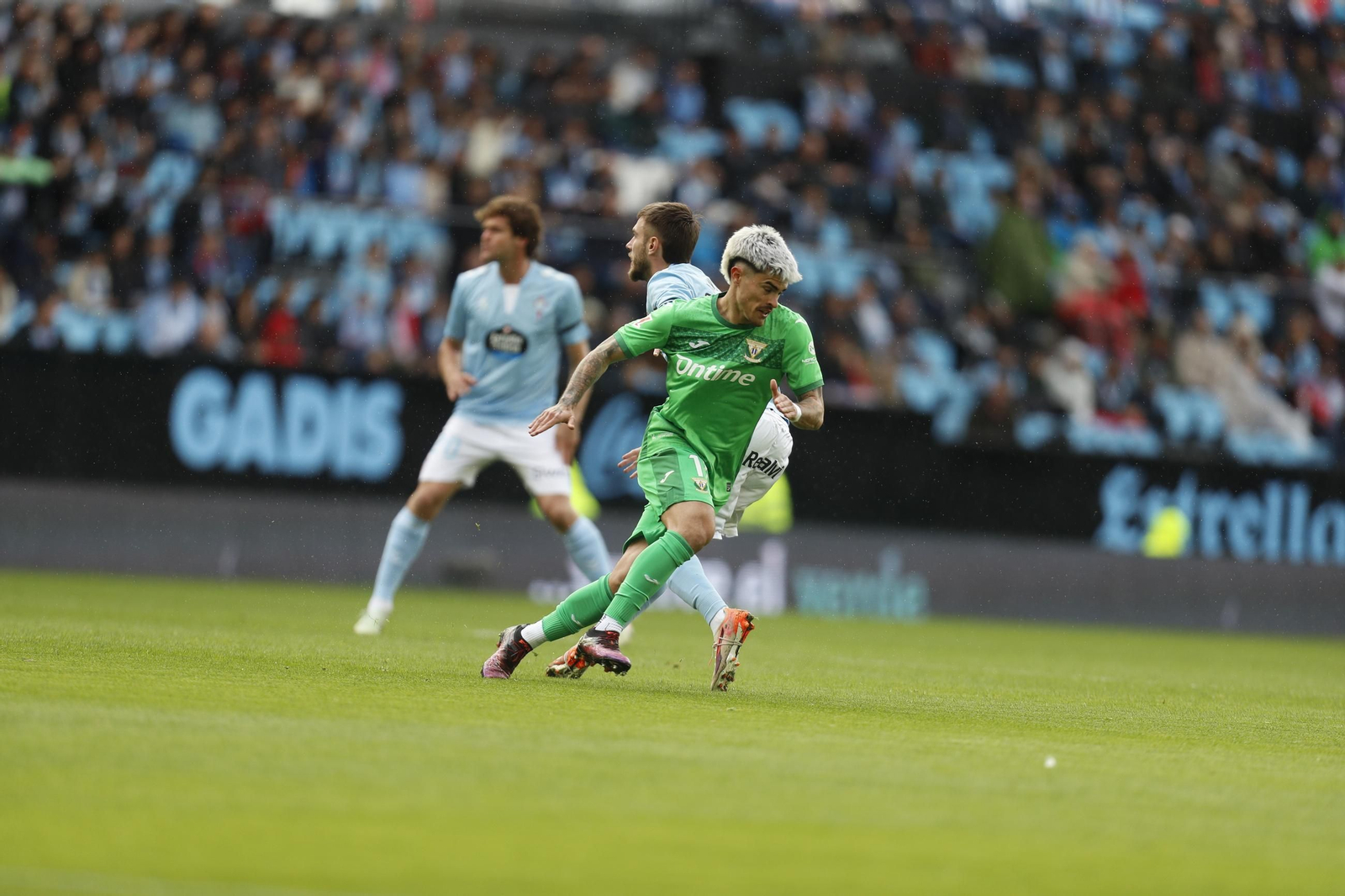 Juan Cruz inicia el desmarque para sorprender a Mingueza y Marcos Alonso en Balaídos.
