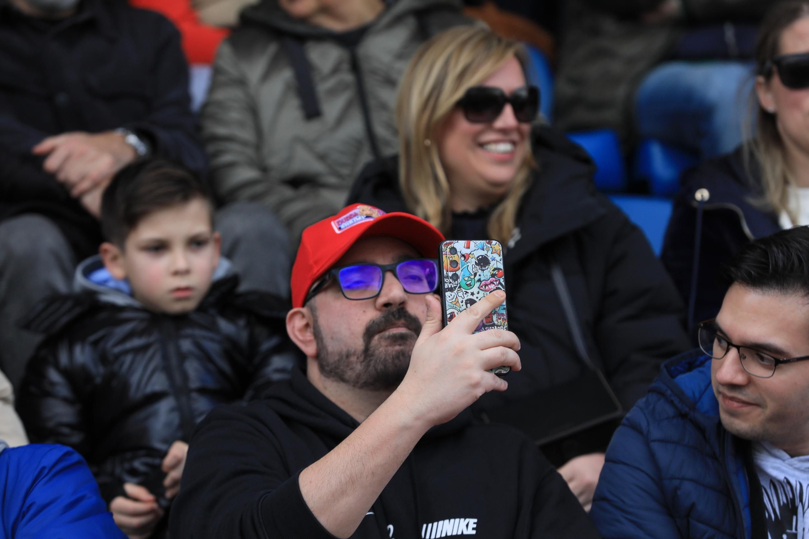 Galería | Goles y disfraces en el regreso del Ourense CF a O Couto