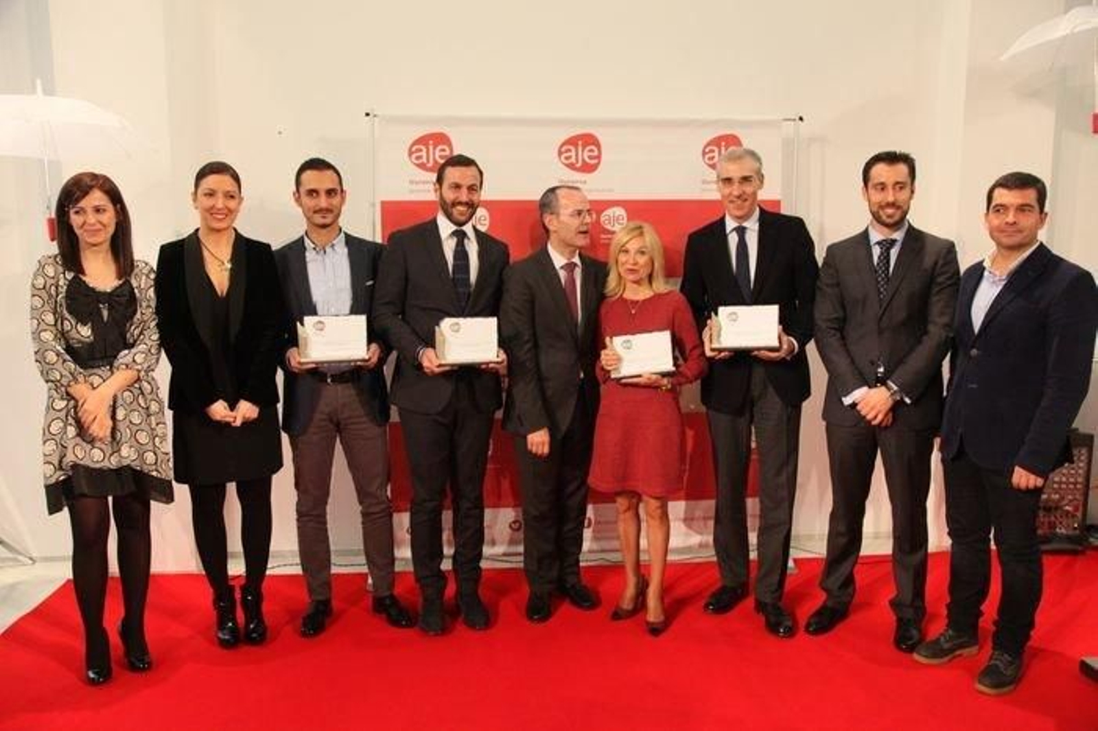 Carmen José López, Ana Méndez, Luis Miguel Estévez, Germán Rodríguez-Sáa, Jesús Vázquez, Amelia Belmonte, Francisco Conde, Lois Babarro y José Manuel Regueiro, en la ceremonia de entrega de premios del colectivo de Jóvenes Empresarios de O
