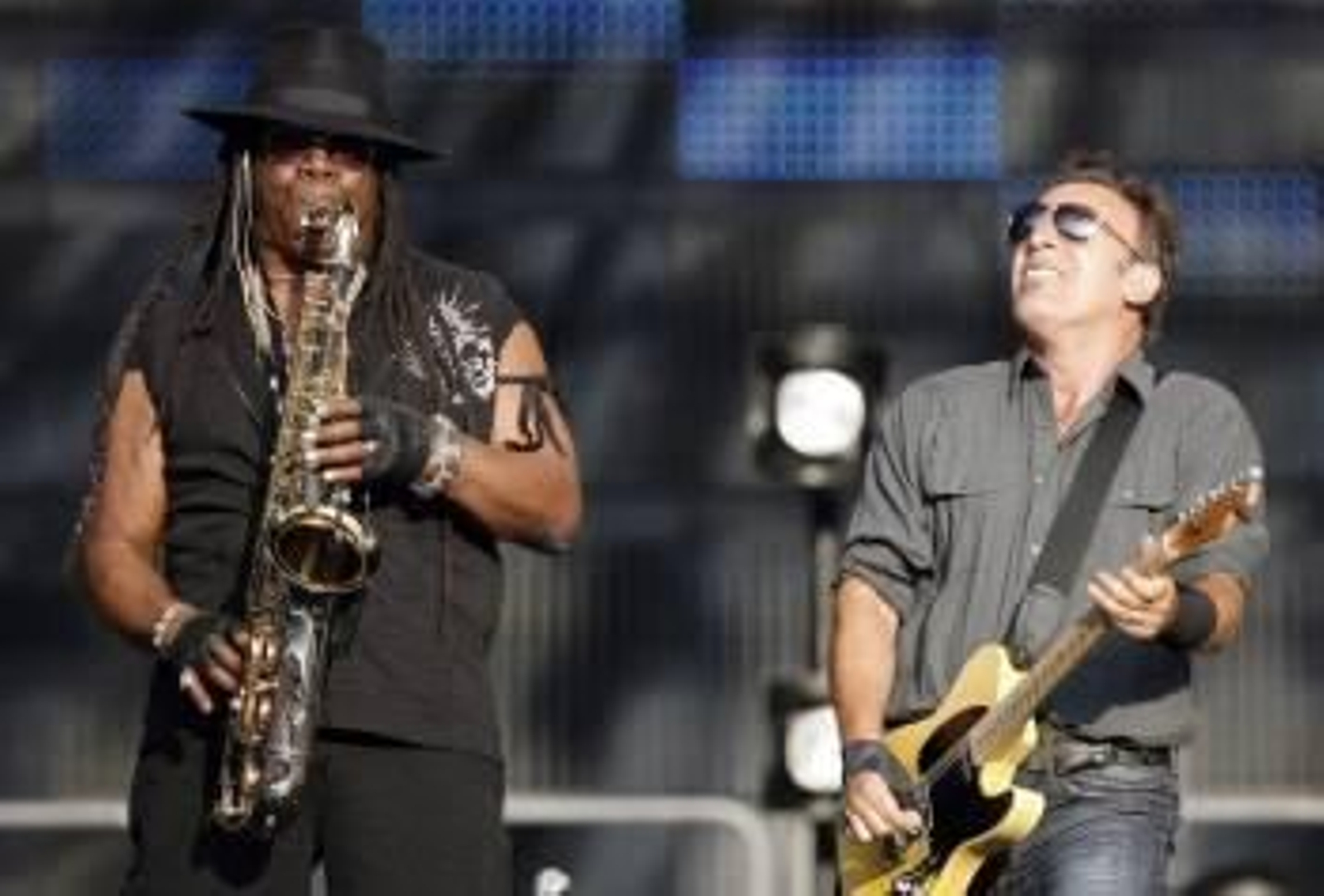 Bruce Springsteen (d) junto al saxofonista Clarence Clemons (i). EFE