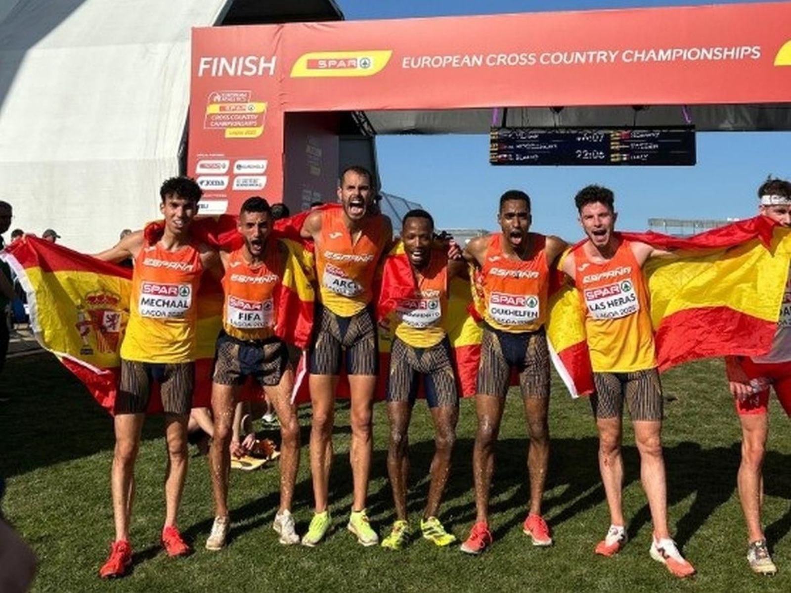 El equipo masculino español de cross celebra la victoria en el Campeonato de Europa.