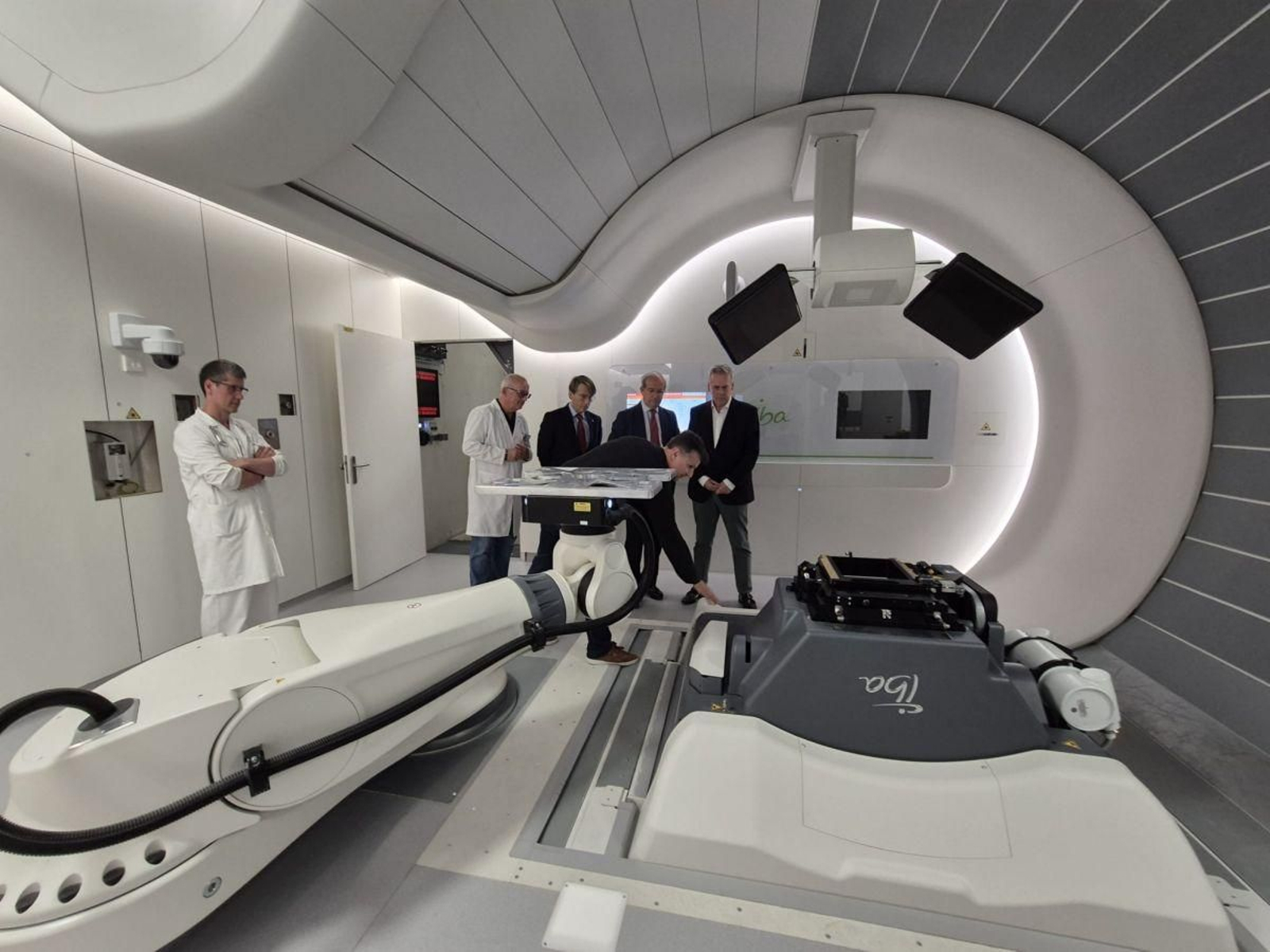 El conselleiro de Sanidade, Antonio Gómez Caamaño, visita el Centro de Protonterapia.