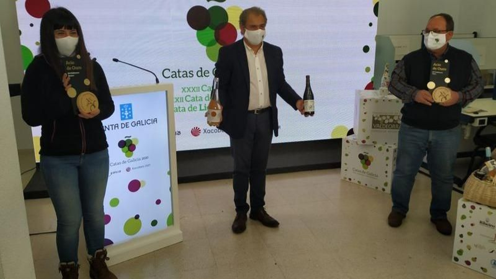 Jessica Domínguez, José Luis García y Joaquín Sánchez, en el acto de la D. O. Valdeorras.