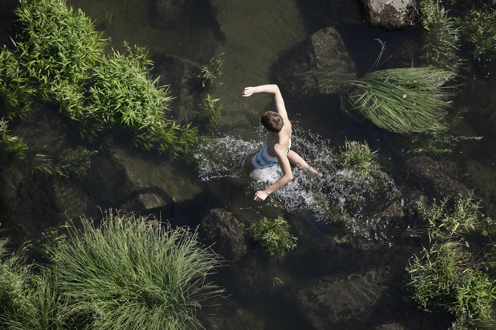 Un joven metiéndose en el agua. FOTO: Miguel Ángel