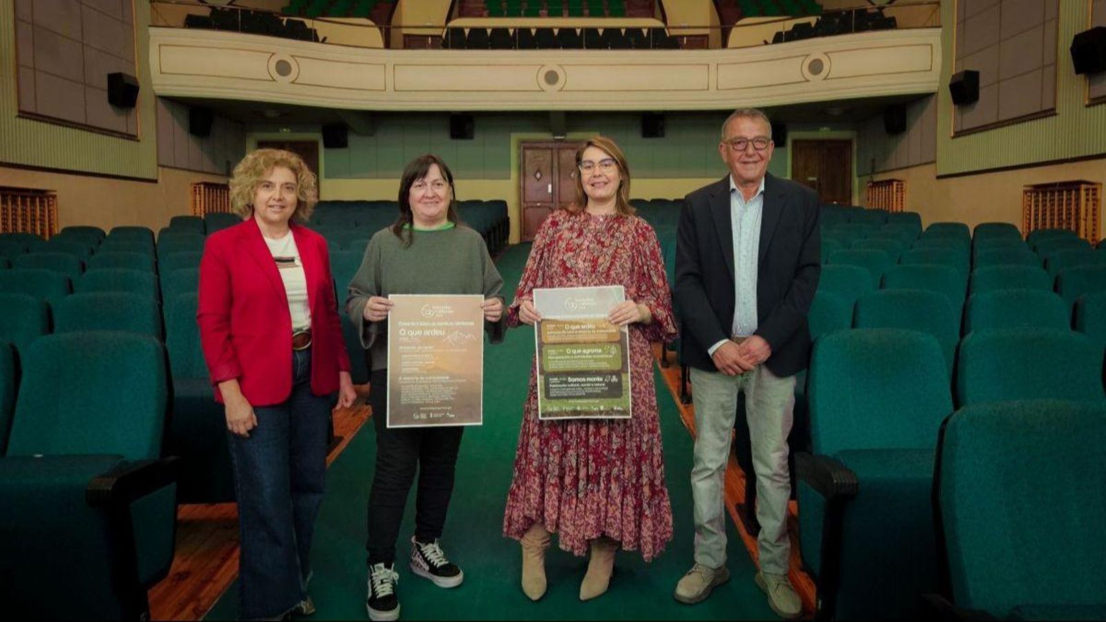 Margarida Pizcueta, Ana Fernández, Débora Álvarez y José Vicente Solarat con el cartel de las jornadas.