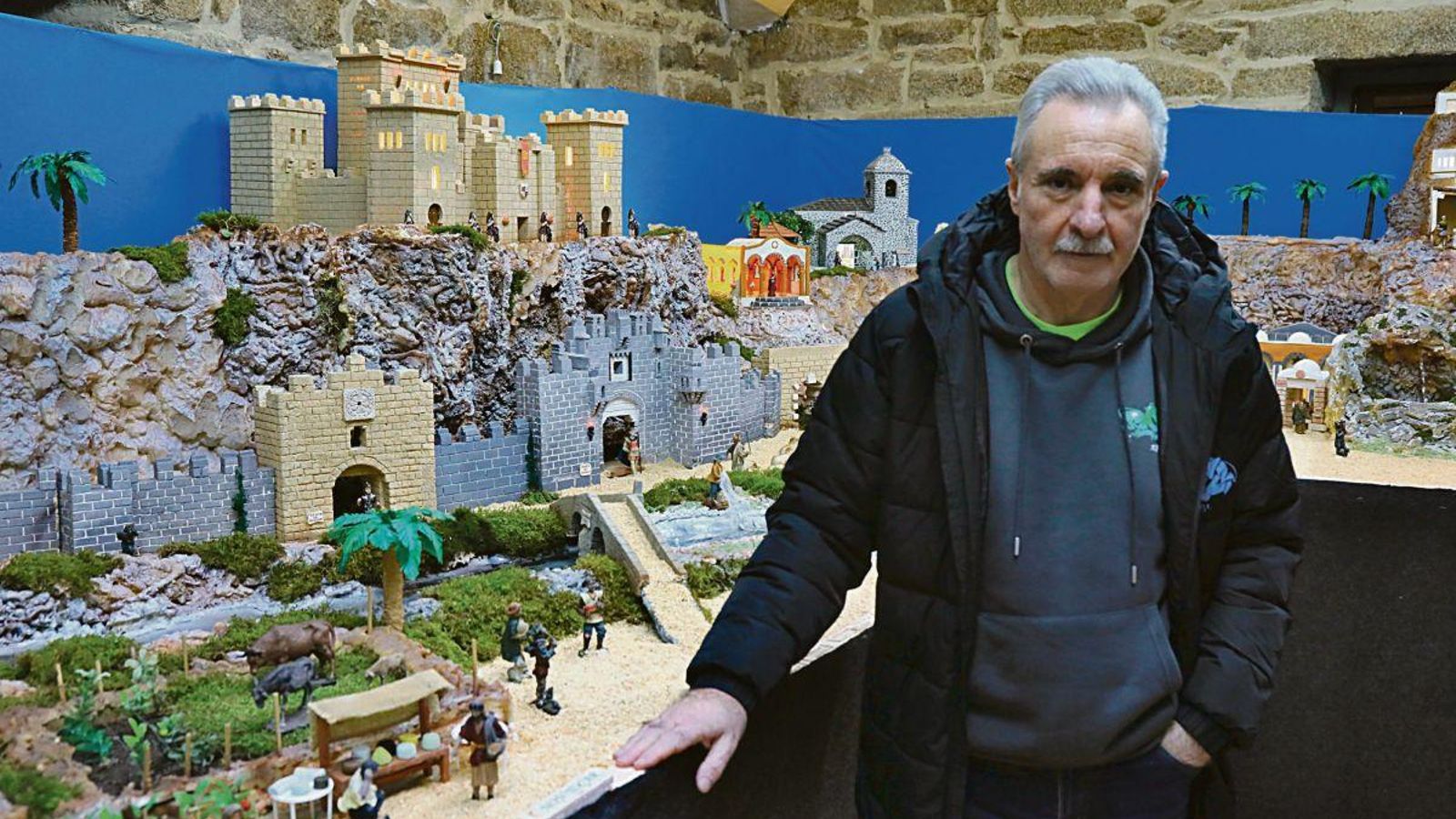 Milo con el Palacio de Herodes tras él.