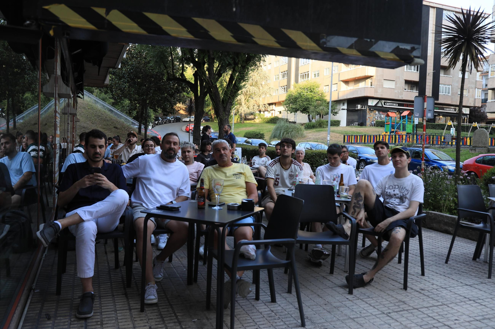 Galería | Ambiente y expectación en las terrazas de Ourense para disfrutar del partido de la selección española ante Portugal , en fotos
