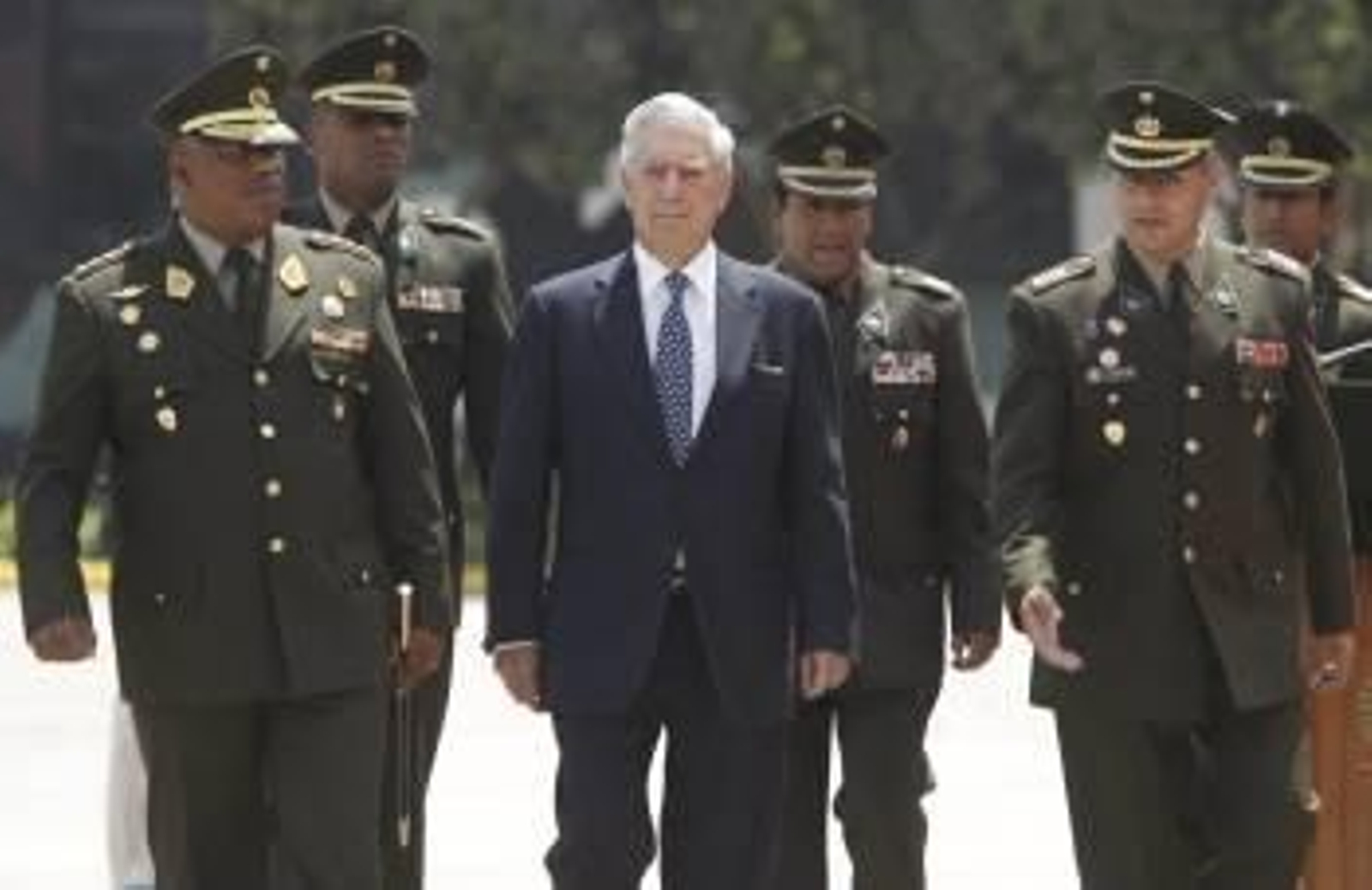 El escritor peruano y premio Nobel de Literatura 2010, Mario Vargas Llosa, recibe un homenaje de parte del Colegio Militar Leoncio Prado hoy, jueves 17 de marzo de 2011, en Lima (Perú).