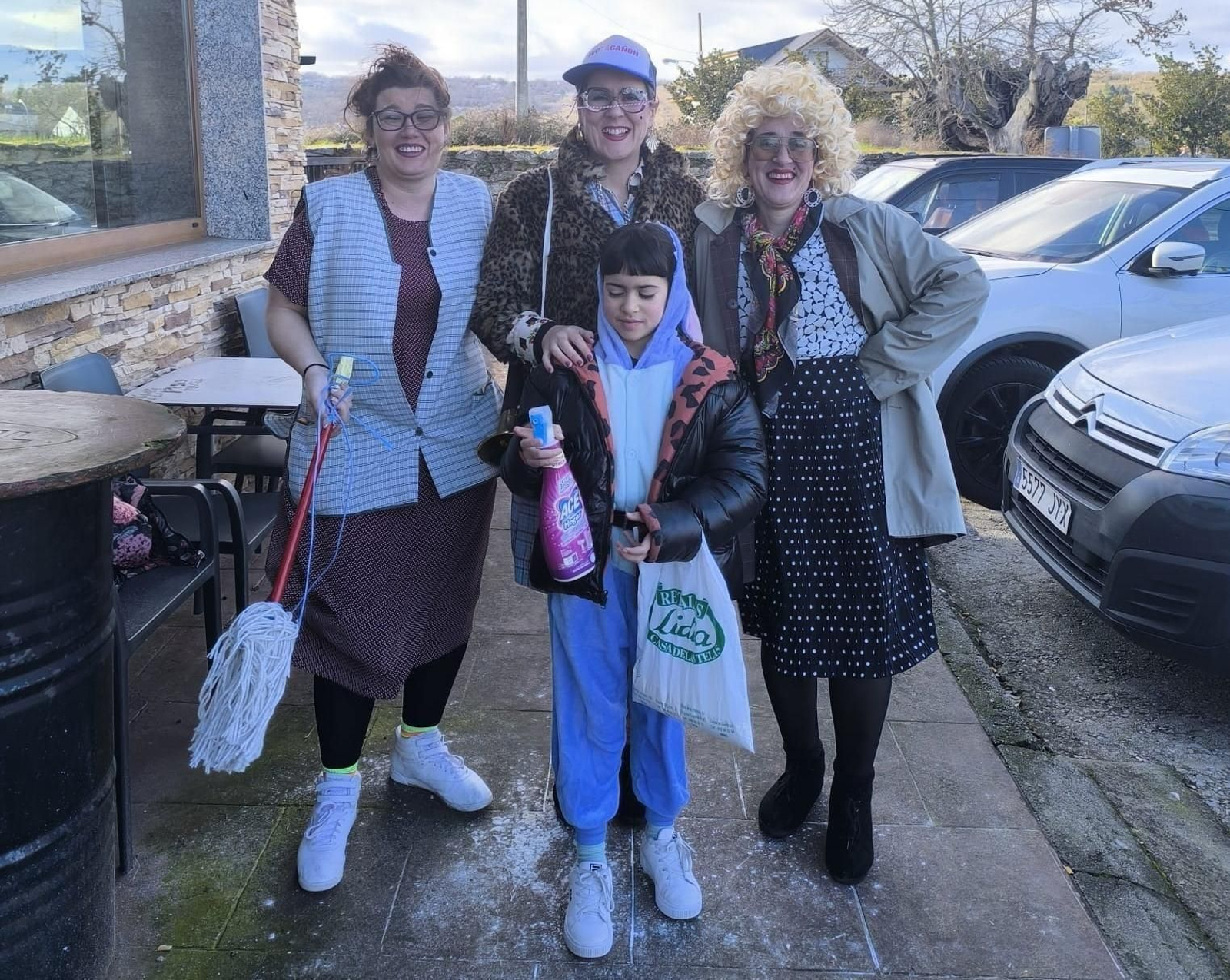 Galería | San Martiño en Manzaneda celebra o sábado de fariña co son do fulión e das mázcaras no Entroido