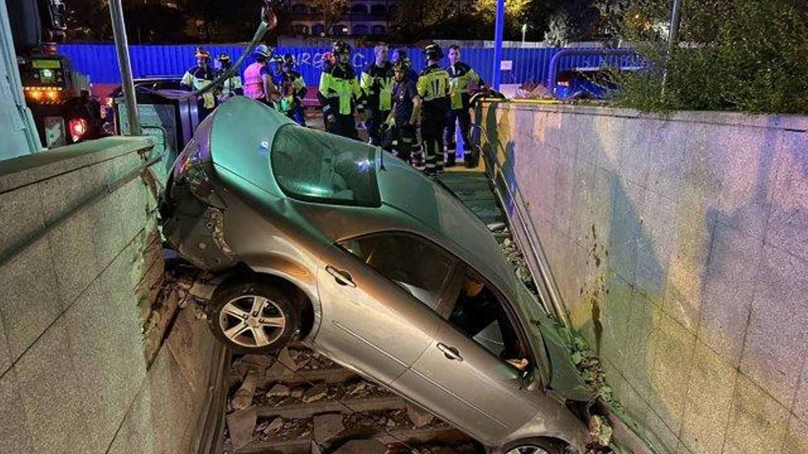 Primer plano del coche que acabó en el metro de Madrid.