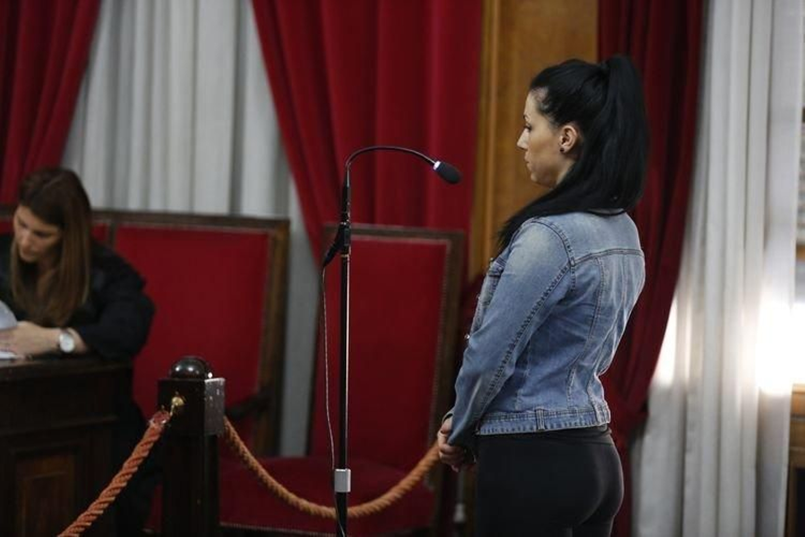 La acusada, este jueves en la Audiencia provincial. (XESÚS FARIÑAS)