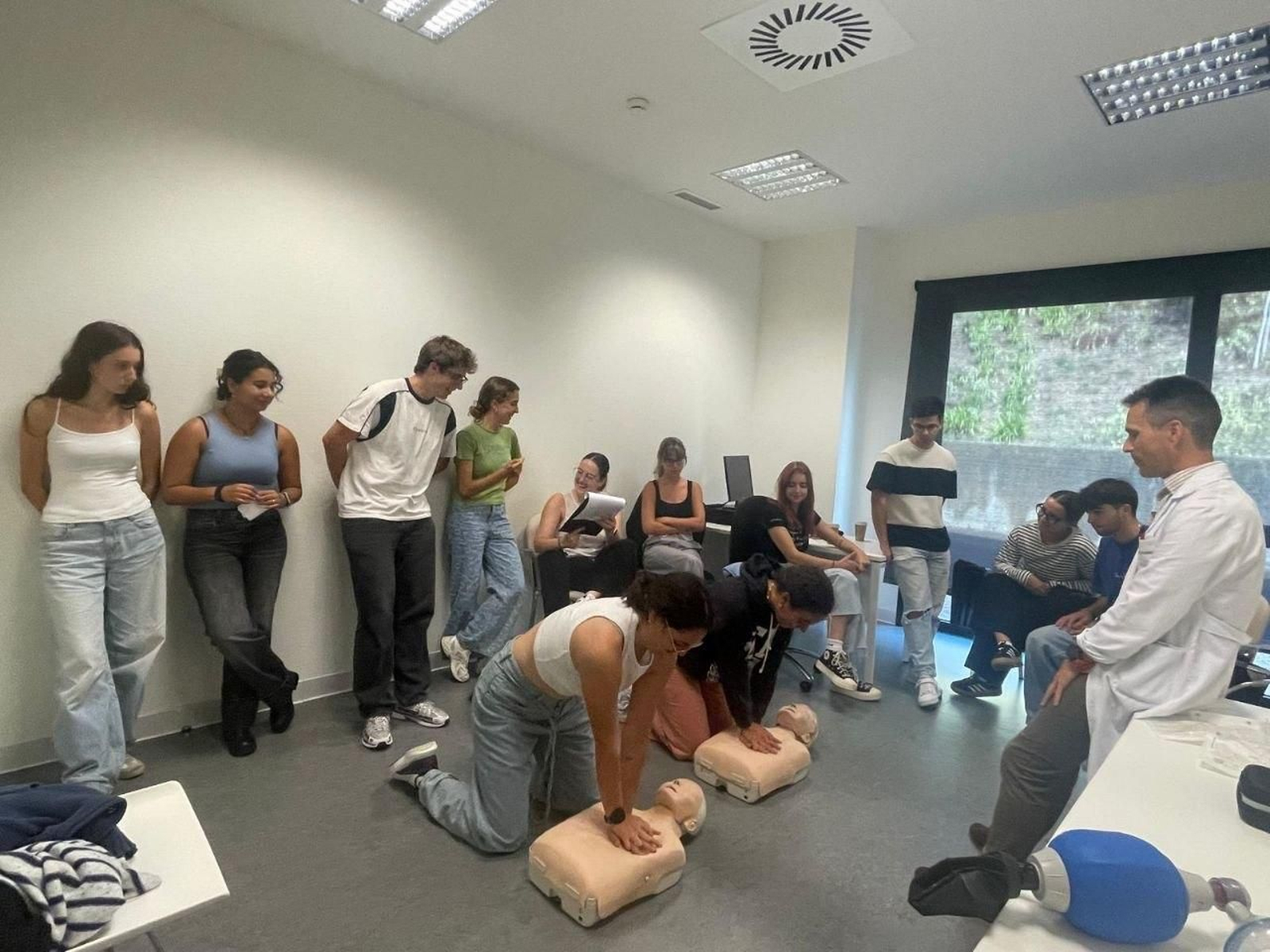 Los participantes también aprenden a realizar una reanimación.