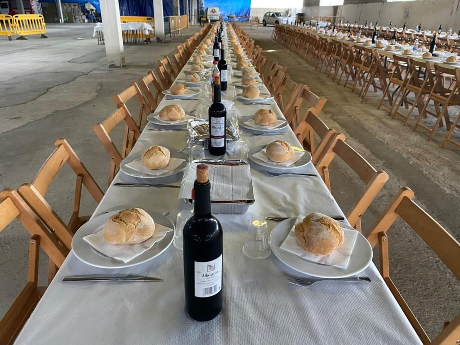 Mesa puesta con pan y vino para la cena del barrio de O Toural
