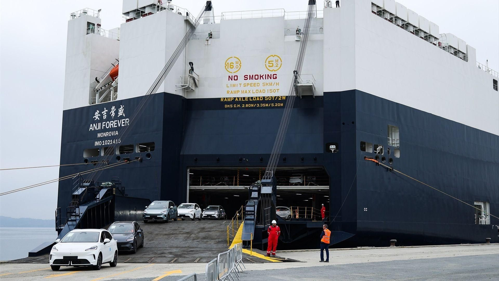 Recepción institucional del primer buque transportador de vehículos de SAIC en el Puerto Exterior de Ferrol.