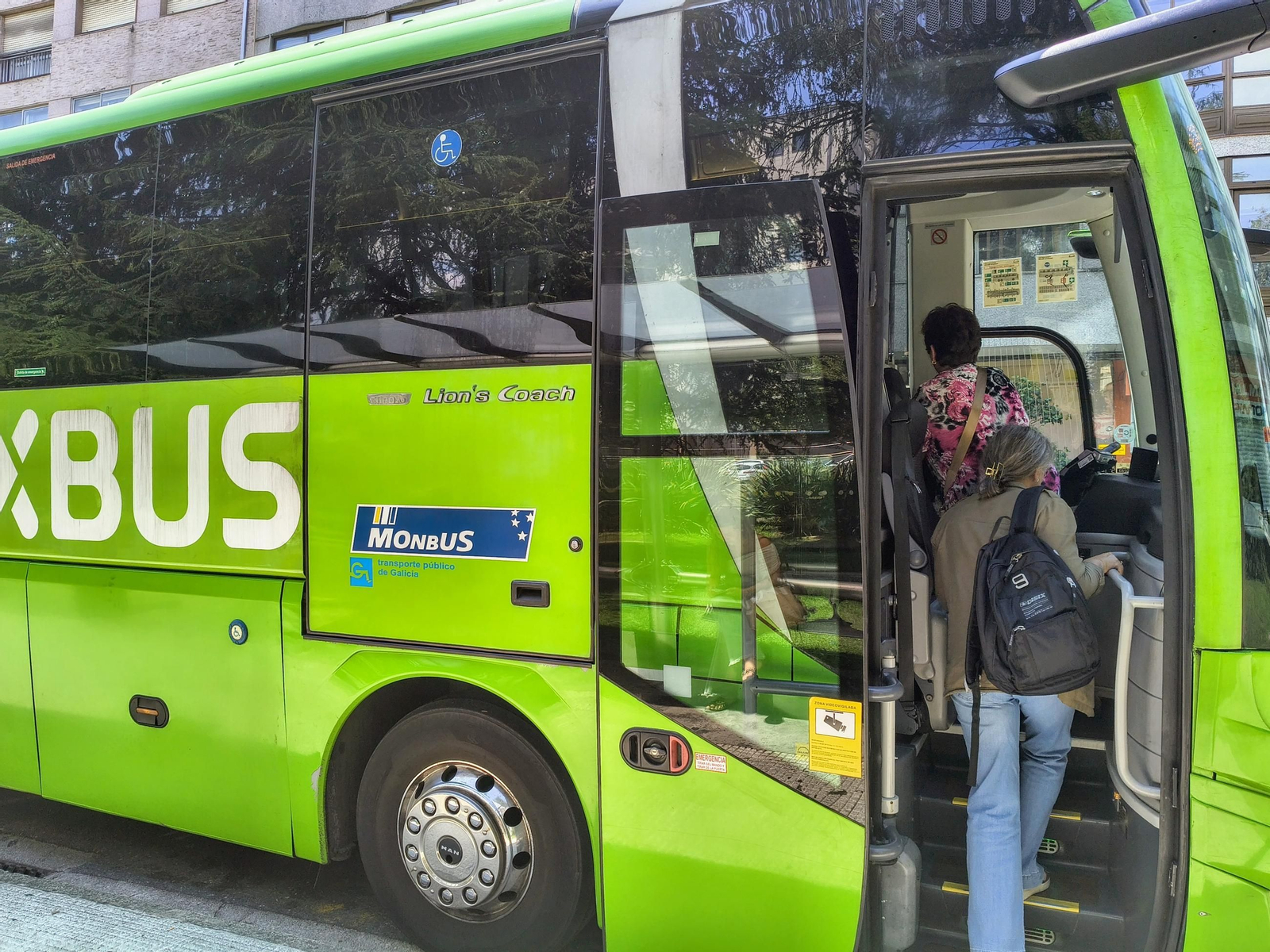 Pasajeros se suben al bus en la parada de Victoria Moreno, en Pontevedra.