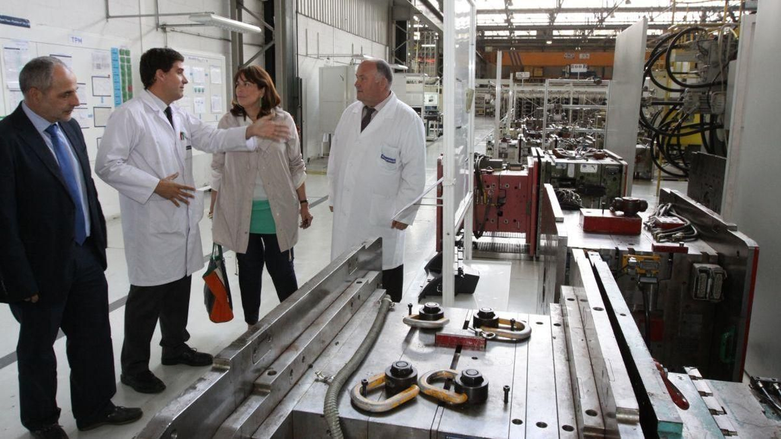 Pablo Bayo, Adela Quinza y Jose Manuel Tizón, durante una visita a Faurecia (hoy Forvia).