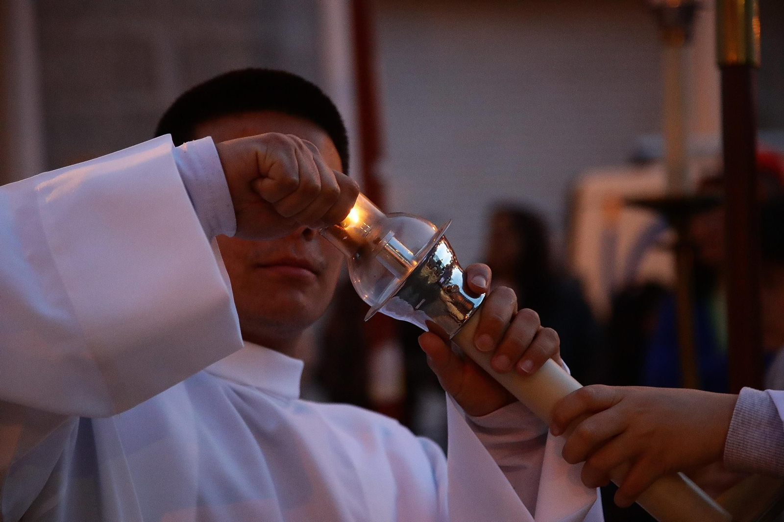 Los fieles siguen el paso en un ambiente de respeto y silencio.
