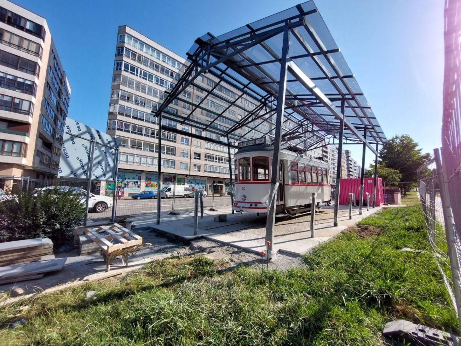 El tranvía de Coia, bajo la nueva cubierta acristalada, a falta de completar las obras.