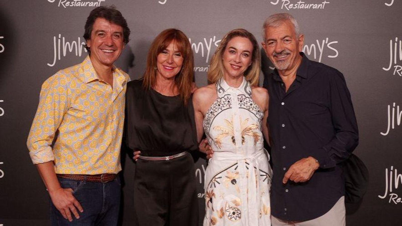 Javier Veiga y Marta Hazas junto a Patricia y Carlos durante la celebración del cumpleaños.