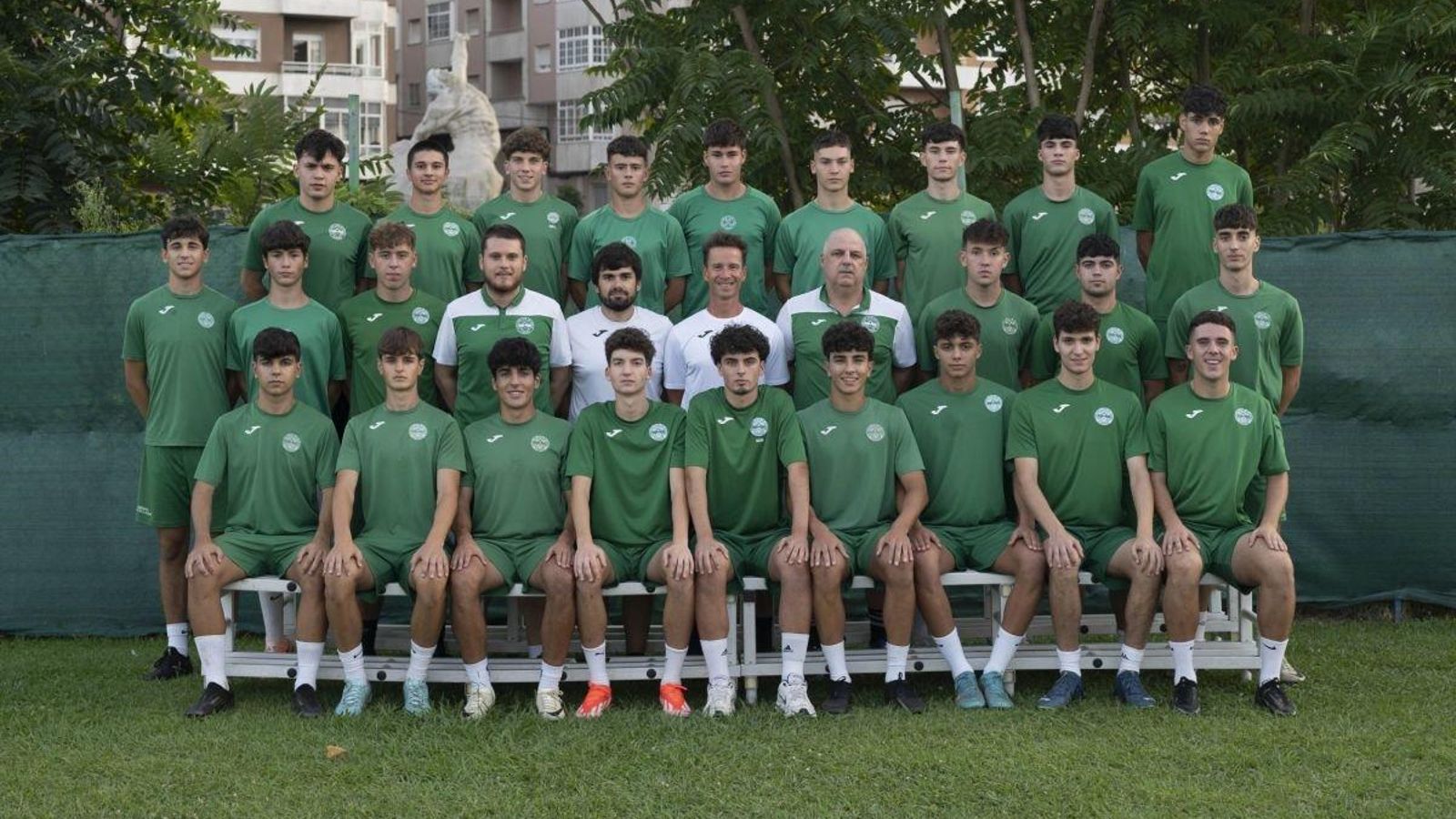 Los jugadores y el cuerpo técnico del Juvenil A del Pabellón, en el Miguel Ángel.. Foto: Martiño Pinal