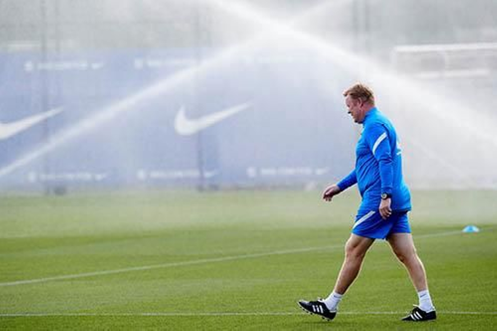 Ronald Koeman pasea sobre el terreno de juego durante el entrenamiento culé de ayer.