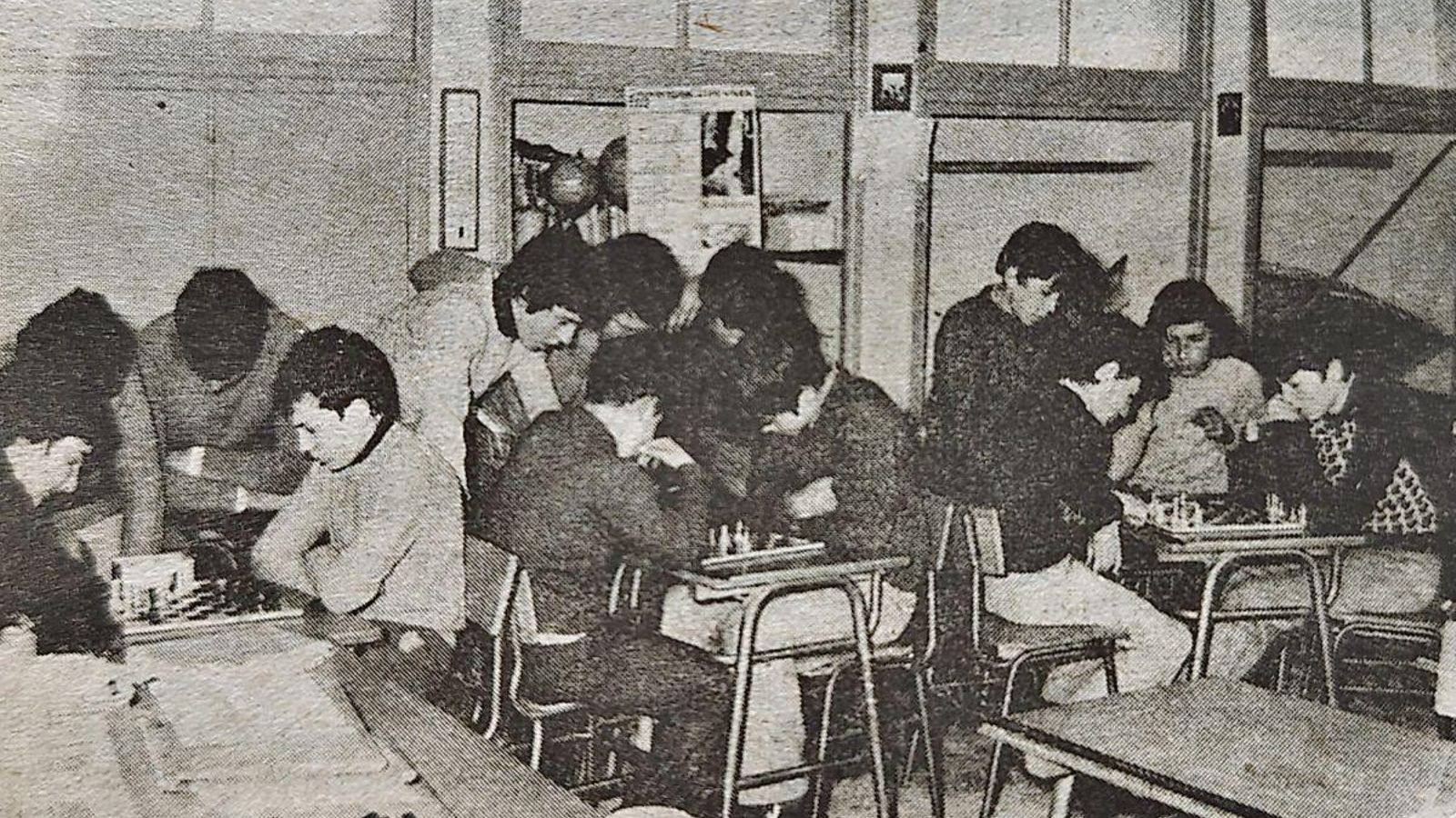 Alumnos del Colegio de Allariz jugando al ajedrez.